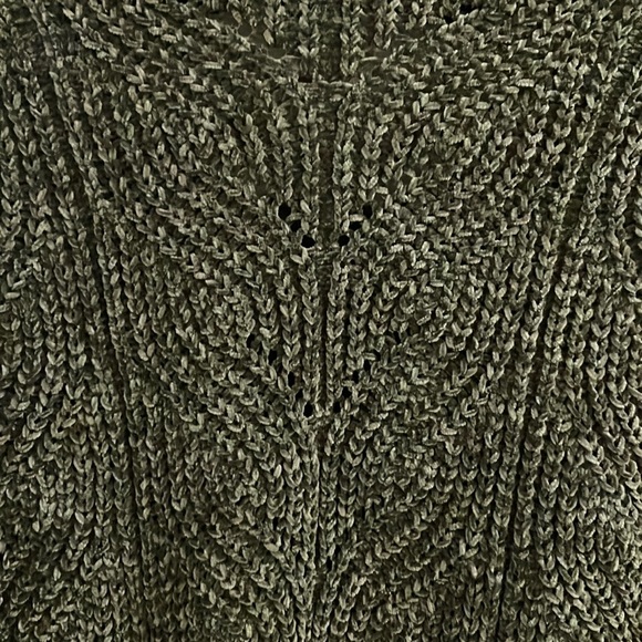 Warm & Cozy Green Pullover Sweater - Picture 3 of 9